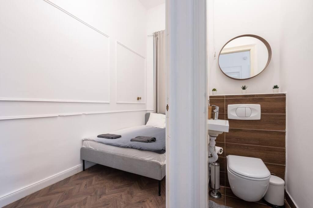 Stylish Apartment In The City Center Будапеща Екстериор снимка