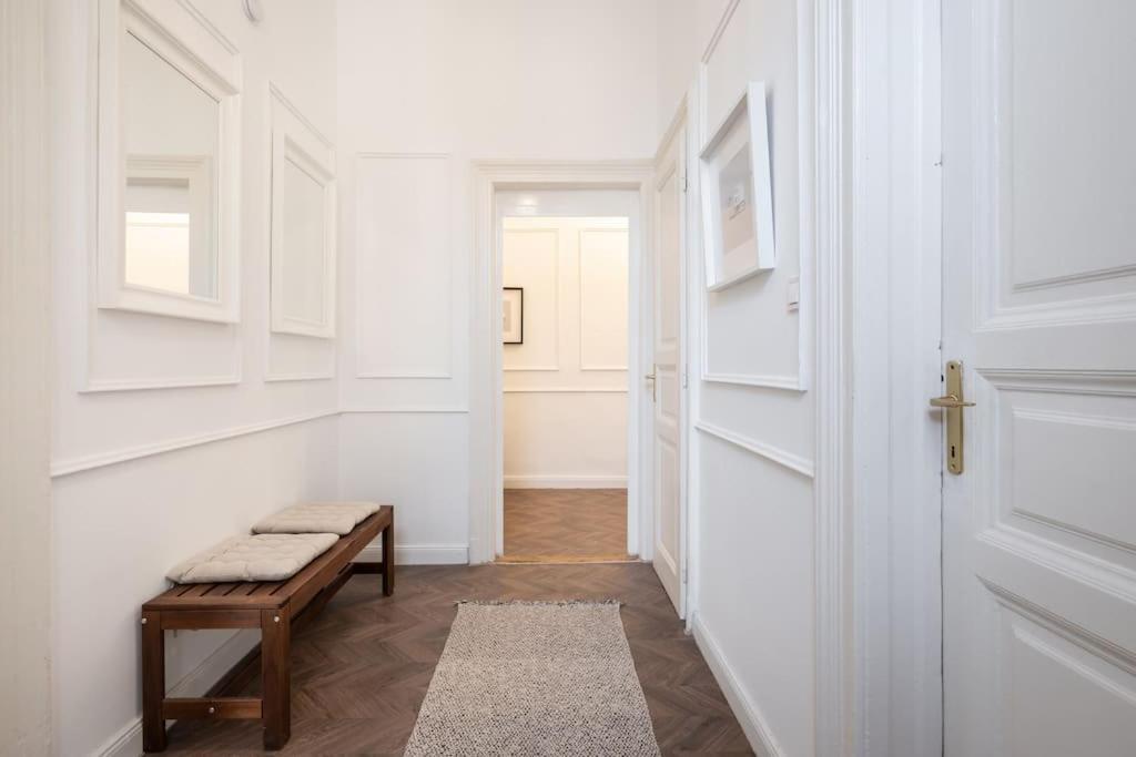 Stylish Apartment In The City Center Будапеща Екстериор снимка
