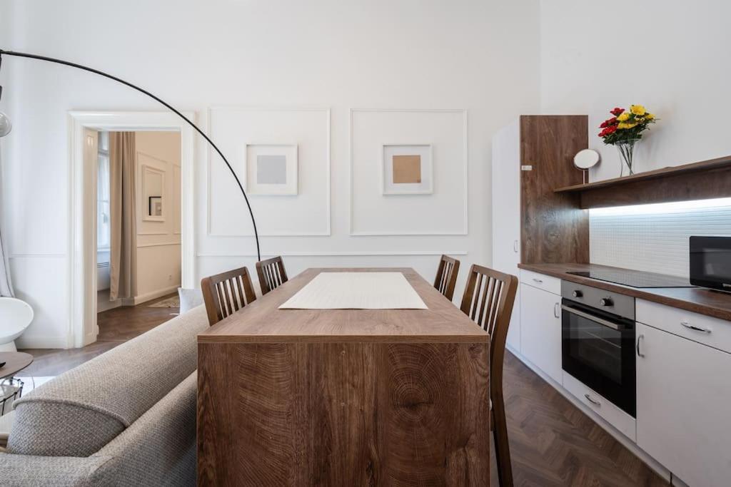 Stylish Apartment In The City Center Будапеща Екстериор снимка