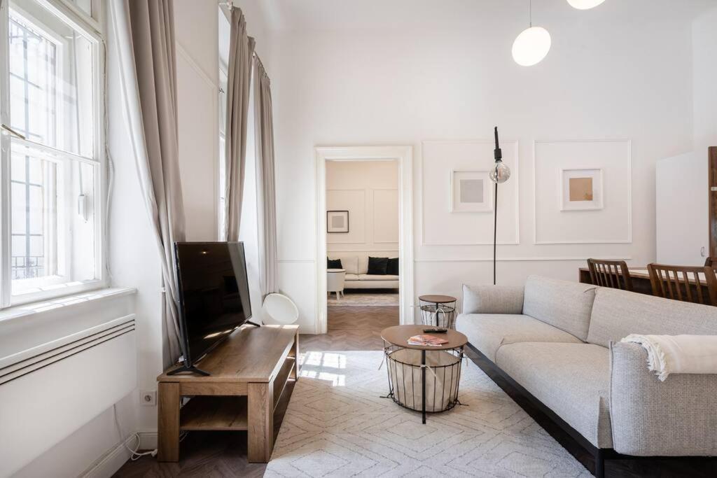 Stylish Apartment In The City Center Будапеща Екстериор снимка