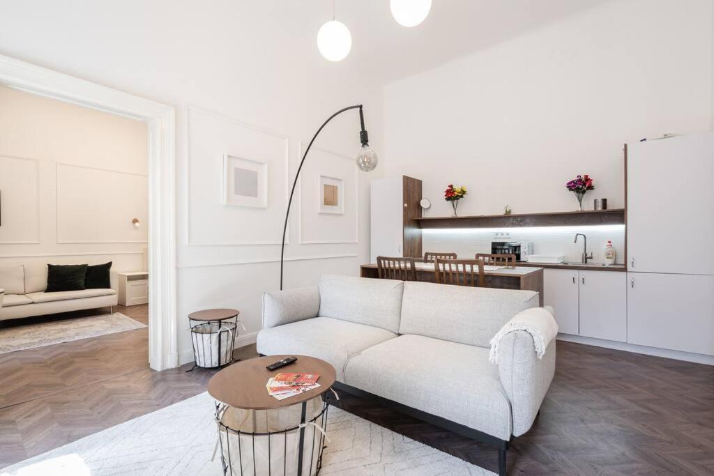 Stylish Apartment In The City Center Будапеща Екстериор снимка