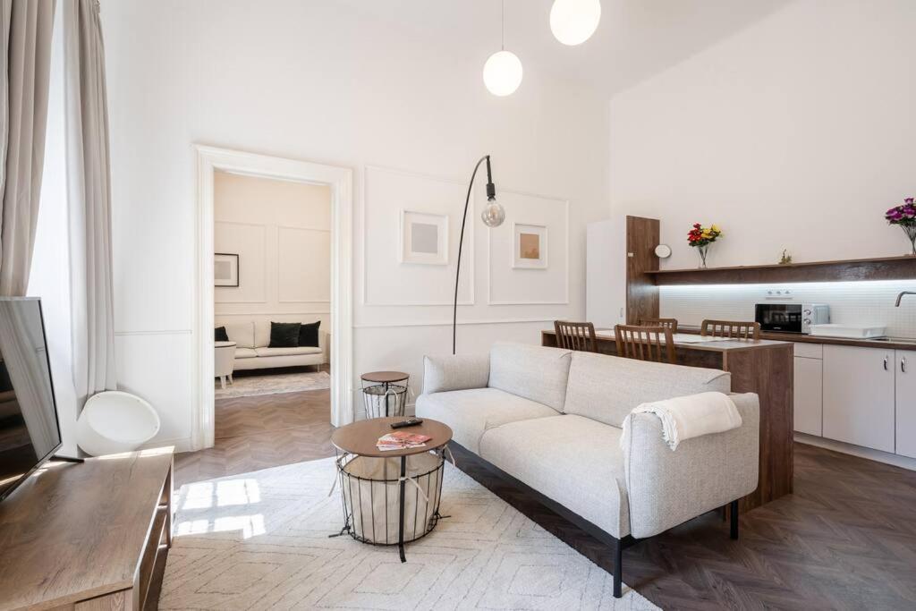 Stylish Apartment In The City Center Будапеща Екстериор снимка