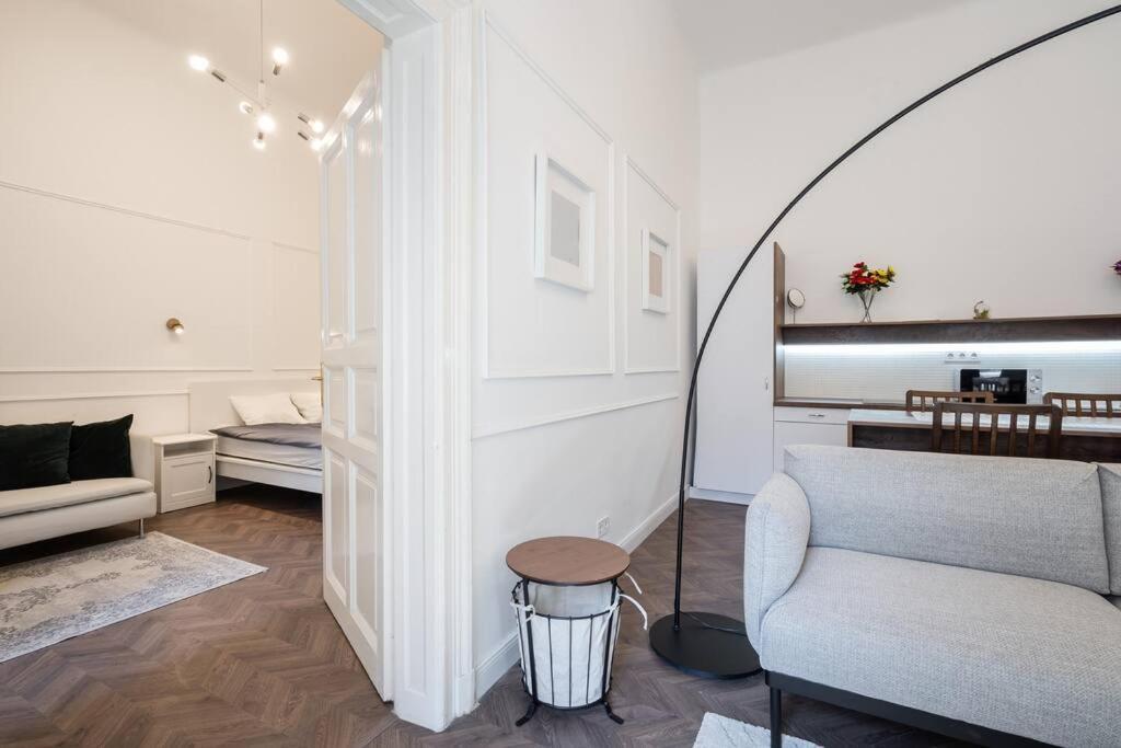 Stylish Apartment In The City Center Будапеща Екстериор снимка